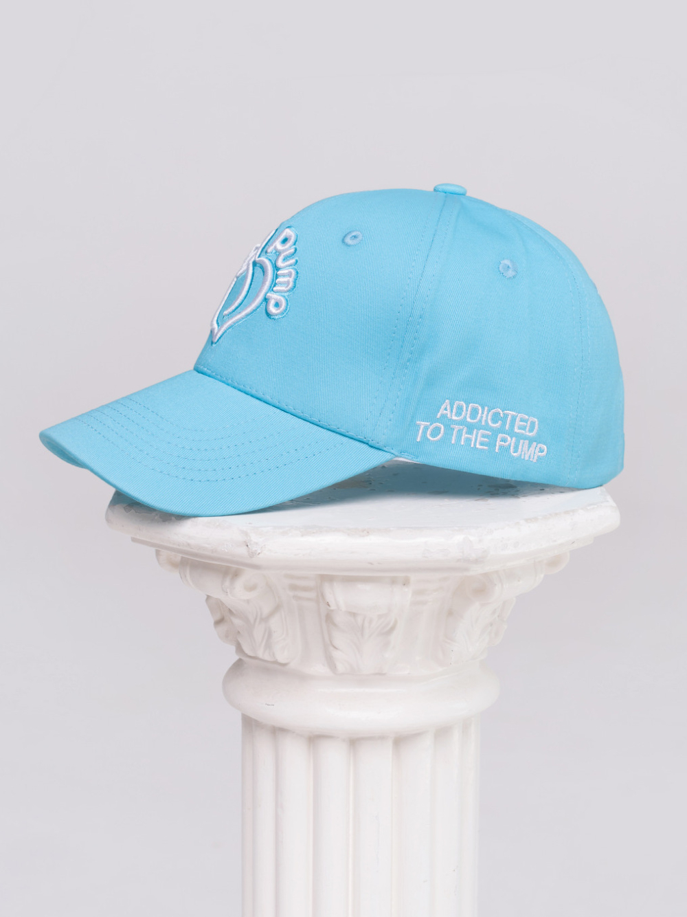 Небесно синя шапка с козирка Peach Pump