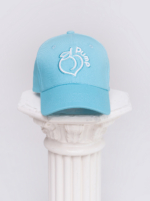 Бебешко синя шапка с бродирано лого Peach Pump, фронтална снимка