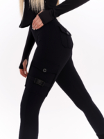 Μαύρο κολάν γυμναστικής με τέσσερις τσέπες με κουμπιά και αγκράφα