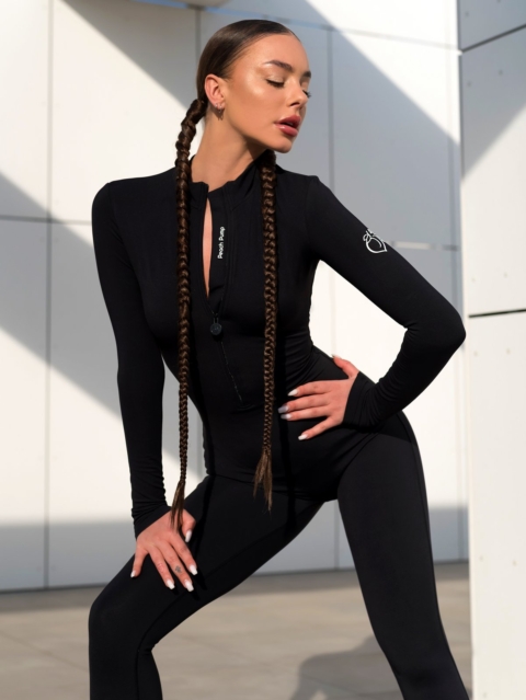 Ефектен спортен гащеризон по тялото от мека, ватирана материя с цип