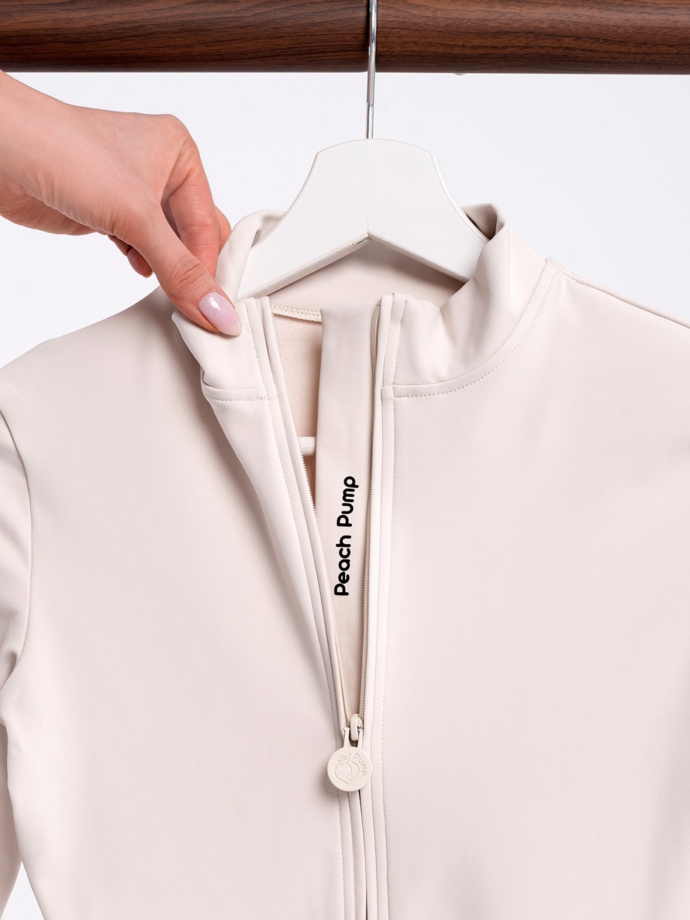 Извайващ тялото гащеризон с мека подплата за спорт в бежово