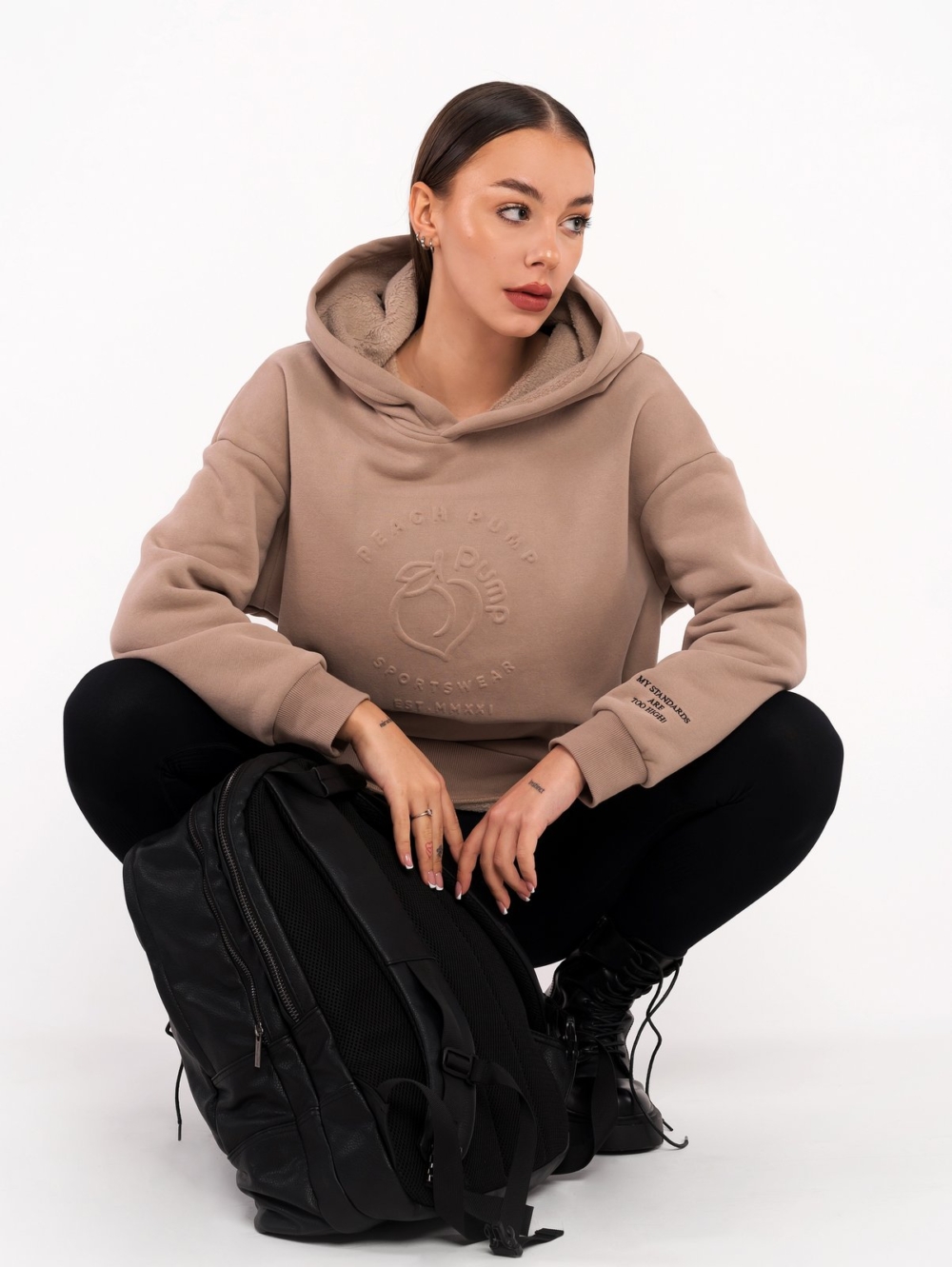 Ефектен спортен суитчър със свободна кройка в бежово