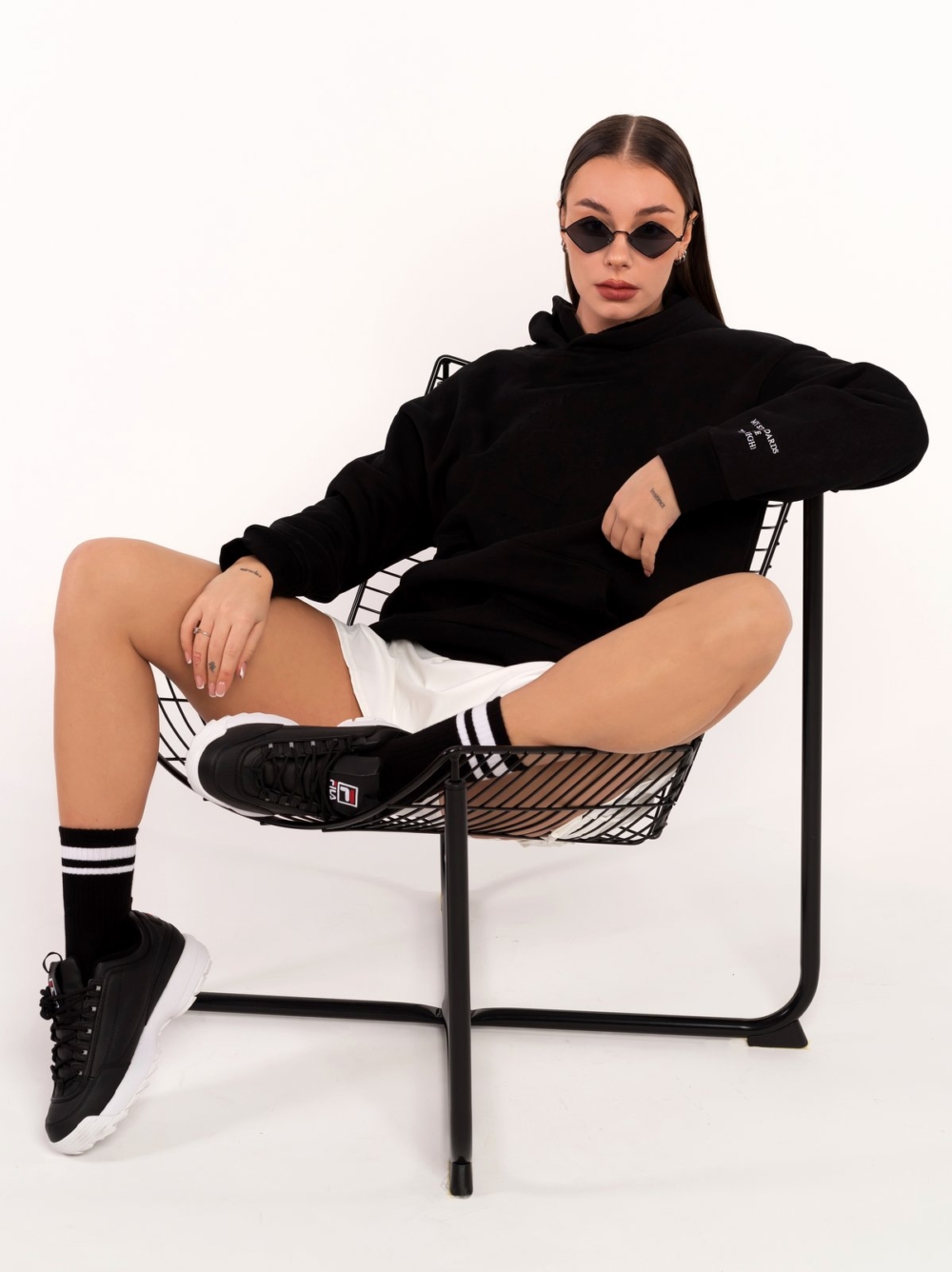 Спортен суитчър с бродерия на ръкава в модерна широка кройка