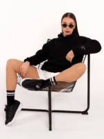 Спортен суитчър с бродерия на ръкава в модерна широка кройка