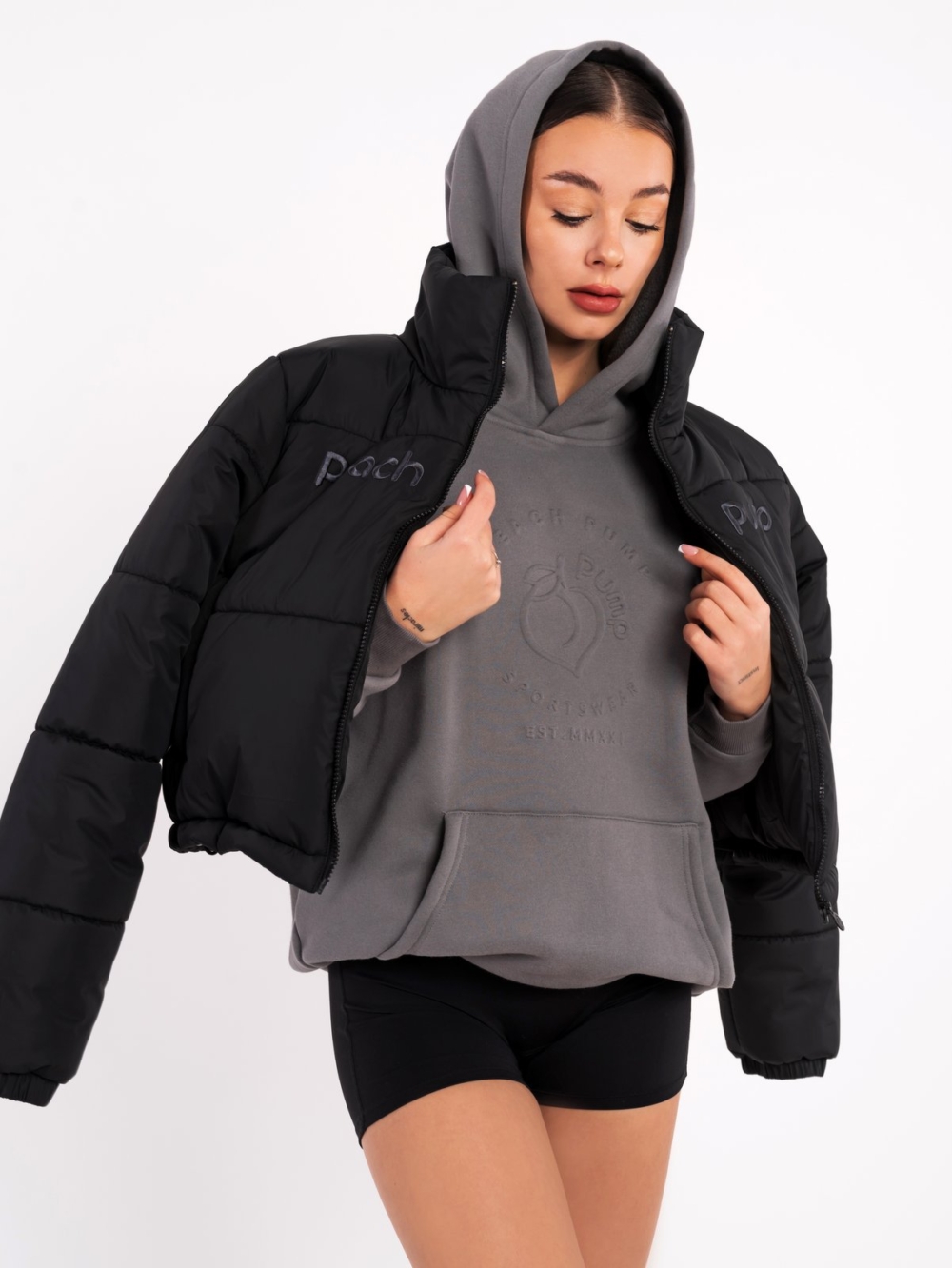 Sivi sportski hoodie s kapuljačom i 3D otiskom sprijeda