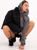 Sivi džemper s velikom kapuljačom u modernom širokom dizajnu