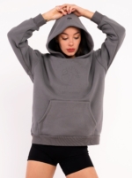 Debeli džemper s kapuljačom i prednjim džepom u sivoj boji