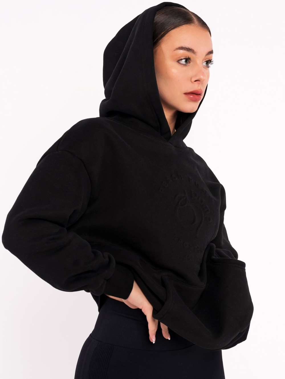 Ватиран суитчър с качулка тип Hoodie с преден джоб в черно.