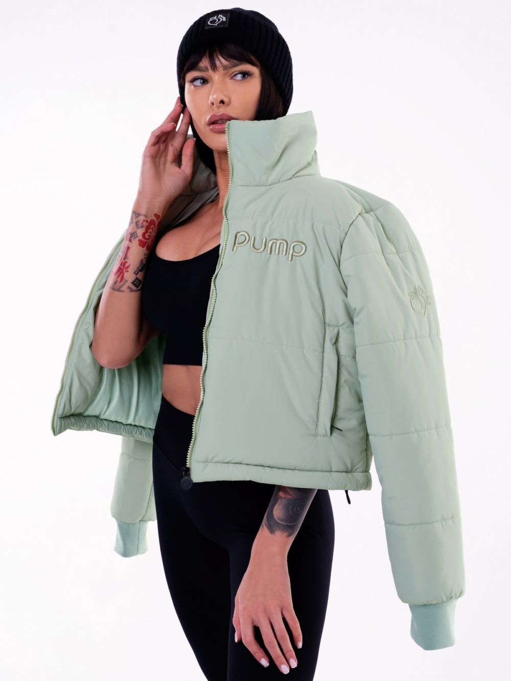 Zimní sportovní bunda moderního střihu s bočními kapsami na zip, manžetami na rukávech a výšivkou.