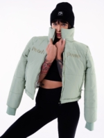 Sportovní zimní bunda s manžetovými rukávy, vysokým límcem a měkkou podšívkou