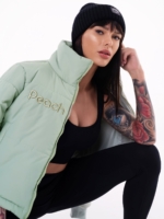 Efektivní zimní bunda v zelené barvě s vysokým límcem a výšivkou na přední straně a na rukávu.