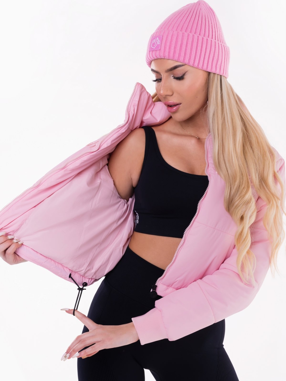 Sportowy model kurtki zimowej w różowym kolorze z elastycznymi wiązaniami w talii