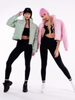 Różowa, zimowa kurtka z kieszeniami i haftem "Peach Pump" z przodu.