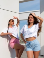 Biało-różowa koszulka damska z ostrym dekoltem w kształcie litery V i haftem