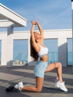 Сини спортни шорти с бродерия на единия джоб и пристягане с връзки в талията