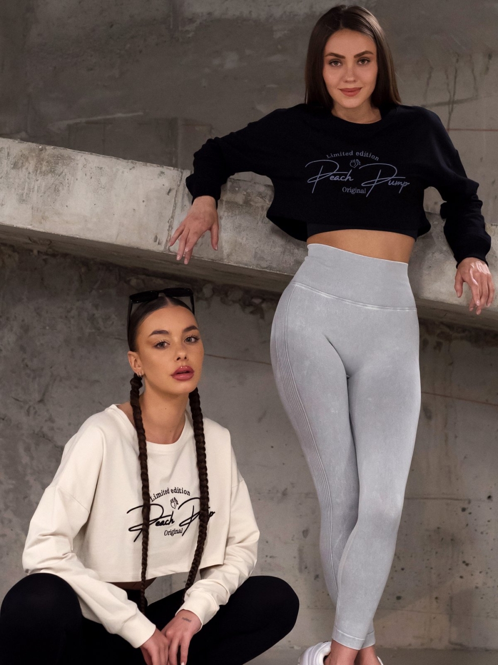 Къса памучна блуза в черно със сив , бродиран надпис Peach Pump