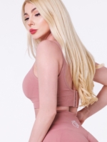 Bezšvová športová podprsenka s vypchávkami a zdvíhacím efektom v bledoružovej farbe