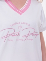 Sportowa biała bluzka z krótkim rękawem, różowym haftem, dekoltem w kształcie litery V i różowym mankietem