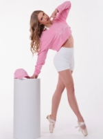 Ефектна къса розова блуза за спорт с бяла бродерия от Peach Pump