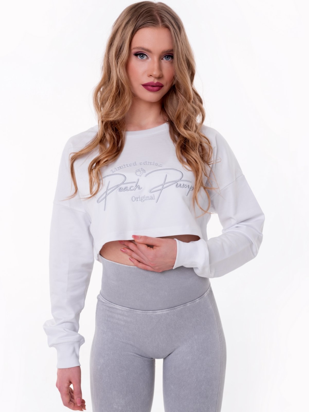 Krótka biała bluzka z jasnoszarym haftem