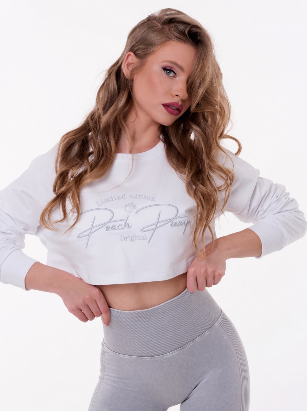 Biała koszulka fitness z krótkim, nowoczesnym wzorem i haftem w kolorze szarym