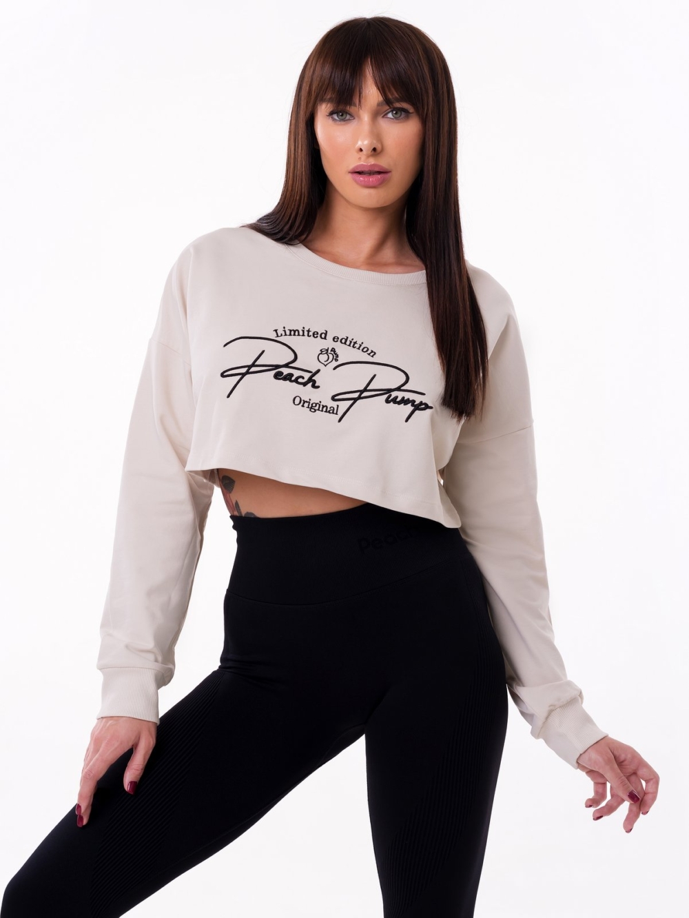 Къса бежова спортна блуза с черна бродерия в предната част