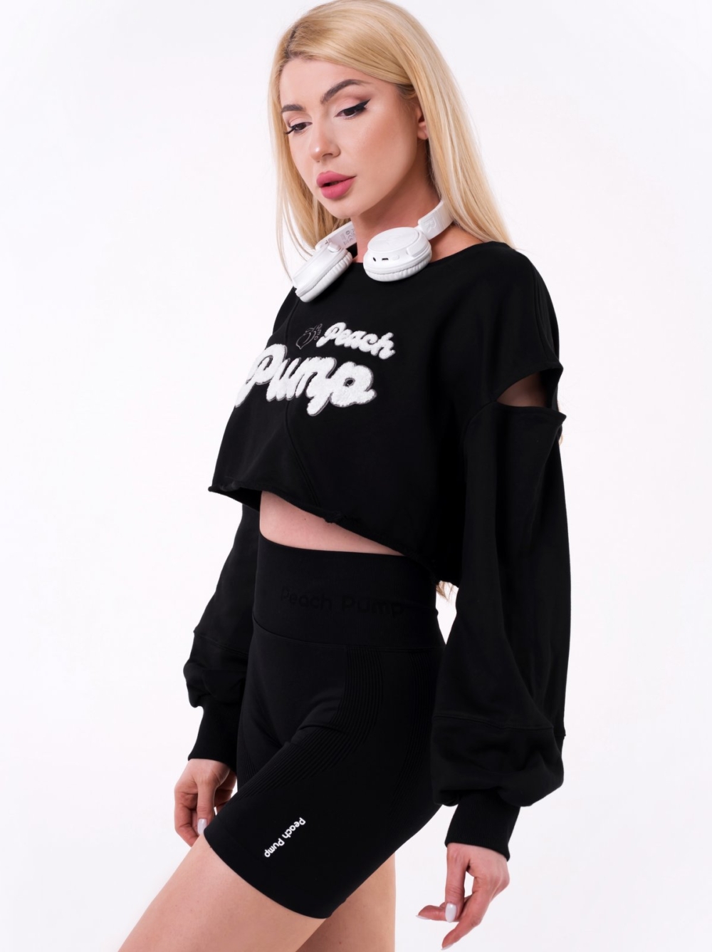 Черен суитшърт с бели надписи и цепка на рамото от Peach Pump