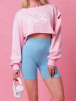 Damska, różowa, ucięta bluza z nowoczesnym krojem i rozcięciem na ramieniu z haftowanym napisem