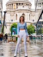 Светло синьо спортно бюстие с подплънки и бял надпис Peach Pump в предната част