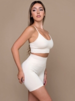 Спортен къс дамски клин в бежово от безшевна, еластична материя