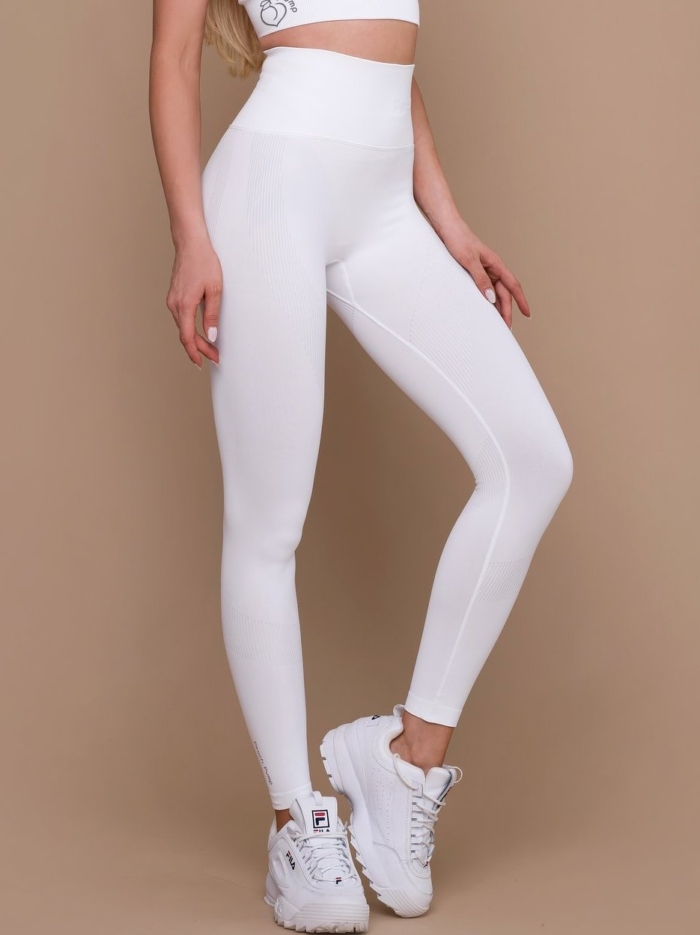 Bílé dámské legíny s vysokým pasem z elastické bezešvé tkaniny, která postavu tvaruje.