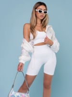 Krótkie, białe, sportowe legginsy z wysokim stanem i materiałem modelującym sylwetkę