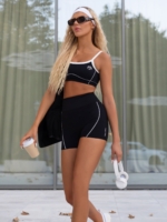 Čierne poprsie s bielymi ramienkami a bielymi vypchávkami s logom.