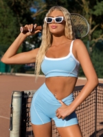 Дамски спортен комплект от две части бюстие с подплънки и къс клин.