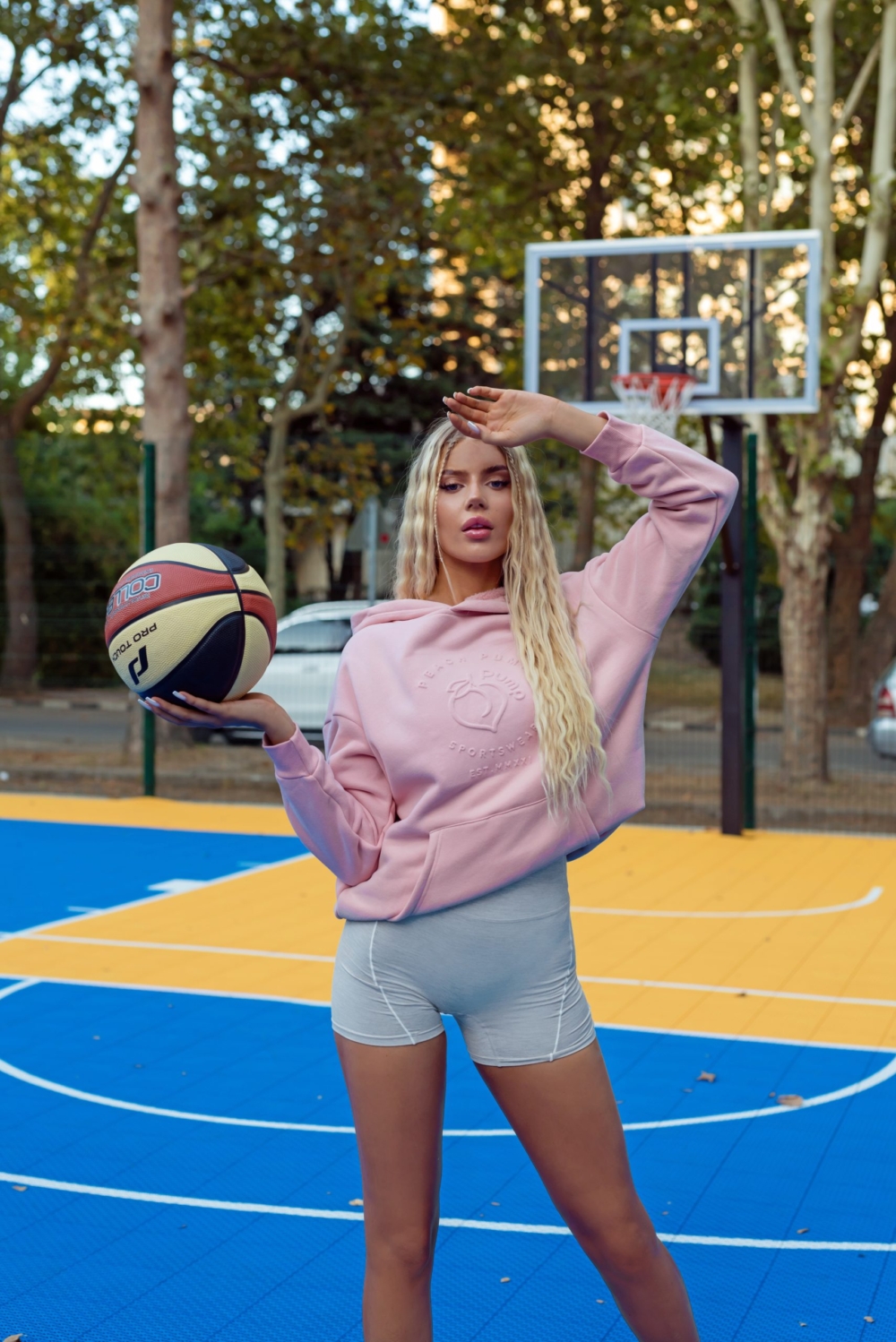 Дамски сив клин с бели линии за спорт