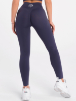 Sportos, varrás nélküli, kékesszürke, alacsony derekú leggings a Peach Pump-tól.