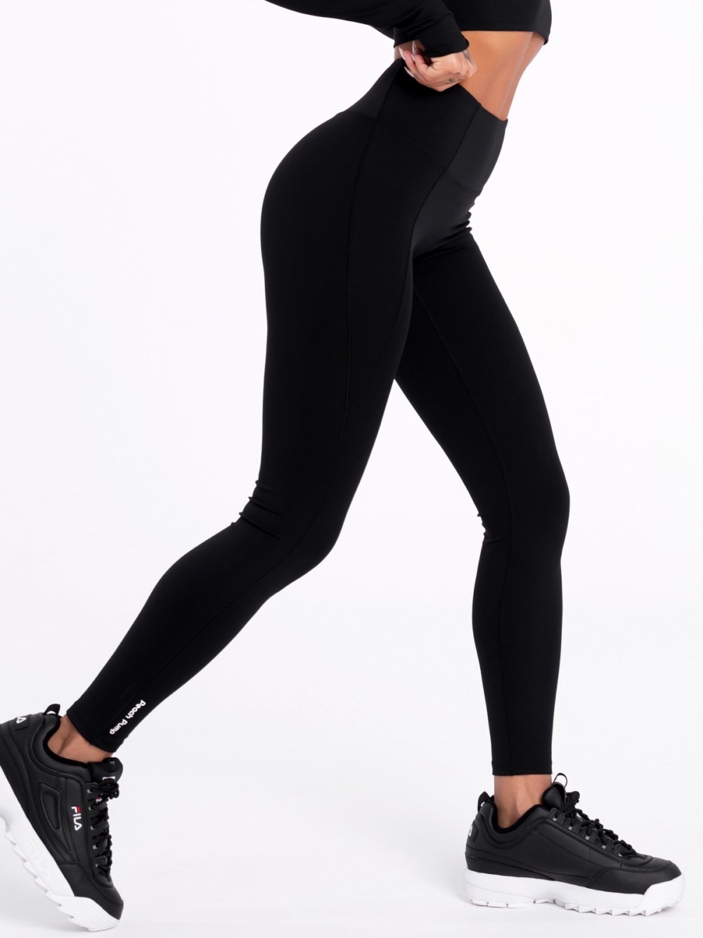 Čierne športové legíny z odolnej tkaniny bez predného švu
