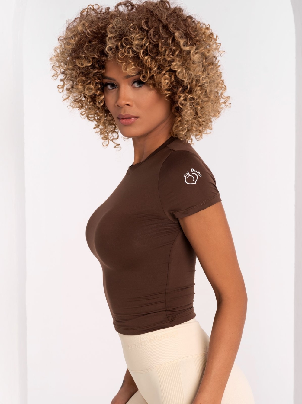 Дамска кафява спортна тениска по тялото от мека и еластична материя