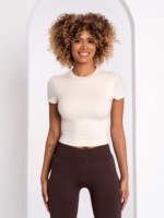 Bež sportska majica uz tijelo