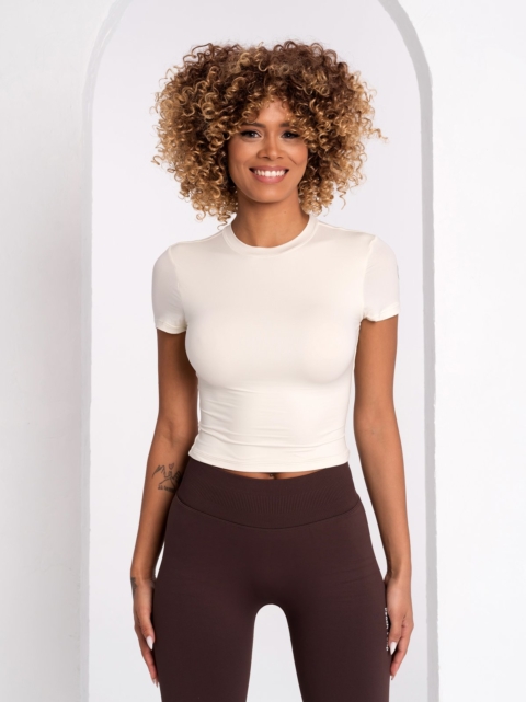 Бежова спортна тениска по тялото