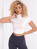 Sportowa, krótka bluza w kolorze białym z wysokim kołnierzykiem.