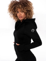 Sportowa pikowana bluza z kapturem i zamkiem błyskawicznym w kolorze czarnym z otworami na kciuki na rękawach.