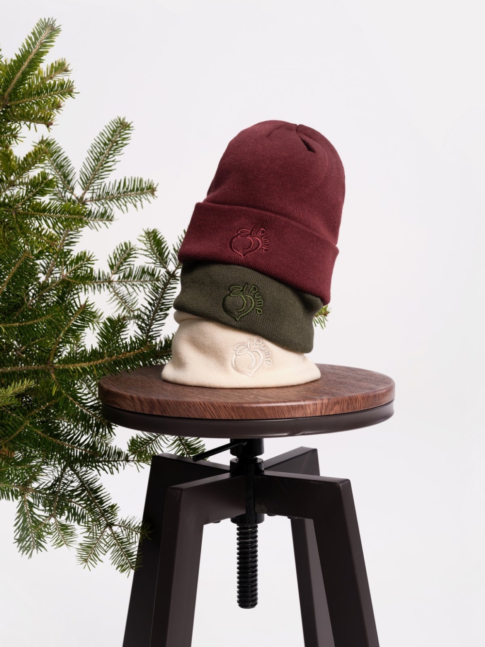 Плетена зимна шапка в кафяво с бродерия в предната част