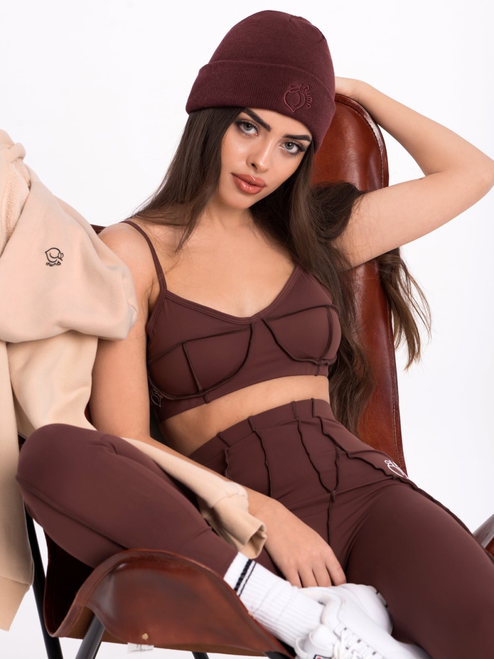 Тъмно кафява зимна шапка с бродирано лого Peach Pump в предната част