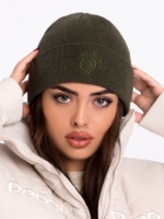 Tmavě zelená zimní čepice s 3D výšivkou vpředu