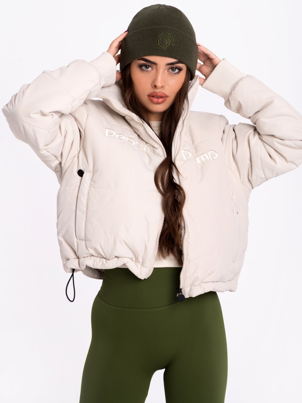 Tmavě zelená zimní čepice s 3D výšivkou vpředu