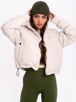 Tmavě zelená zimní čepice s 3D výšivkou vpředu