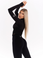 Športová mikina priľahlá po tele v čiernej farbe s vyšitým bielym logom na ramene