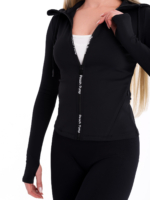 Czarna kurtka sportowa z białym napisem Peach Pump z przodu.