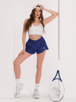 Pantaloni scurți de damă cu colanți pe dedesubt și buzunare în albastru.